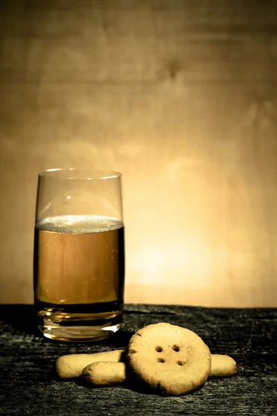 Cheese pastry and glass of light beer on light grey table. Selec — Stock Photo, Image