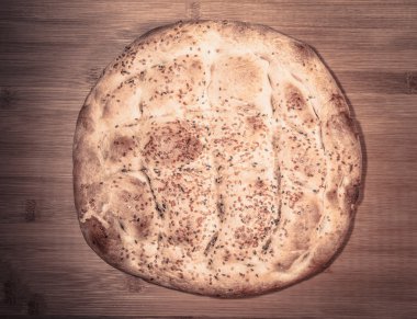 Susam hafif ahşap masa veya taktırmış ile Türk ekmek