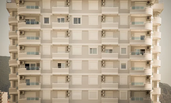 Fachada de um bloco de apartamentos. Céu e montanhas para trás. Tonificado — Fotografia de Stock