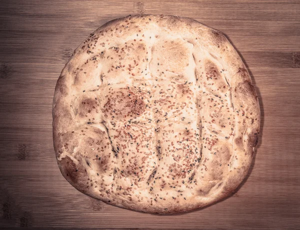 가벼운 나무 테이블 또는 cutti에 참 깨와 터키 빵 — 스톡 사진