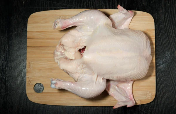 Taze bütün tavuk bir ışık yemek pişirmek için hazırlanan ahşap cu — Stok fotoğraf