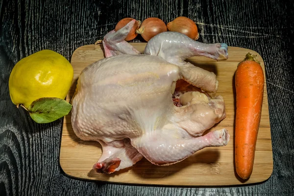 Pollo intero fresco con frutta e verdura è preparato per co — Foto Stock