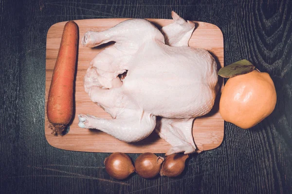 Pollo intero fresco con frutta e verdura è preparato per co — Foto Stock