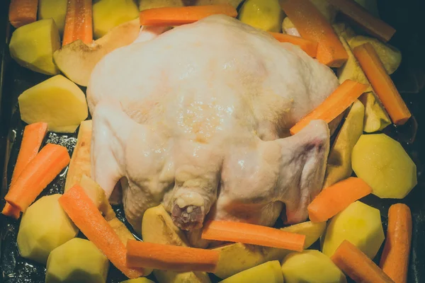 Свежий цельный цыпленок с фруктами и овощами готов для ко — стоковое фото