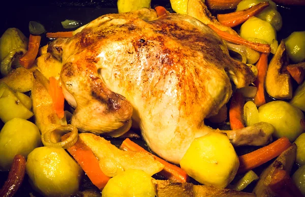 Smažené kuřecí masíčka se zeleninou na pánvi na černý dřevěný stůl. T — Stock fotografie