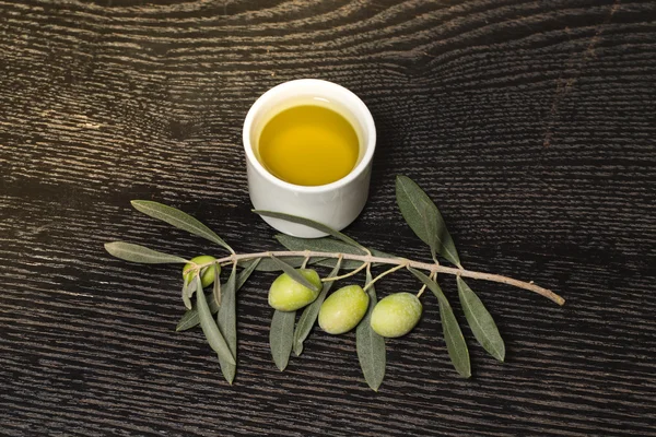 Rama de olivo con bayas de oliva verde y tapa de fresco o —  Fotos de Stock