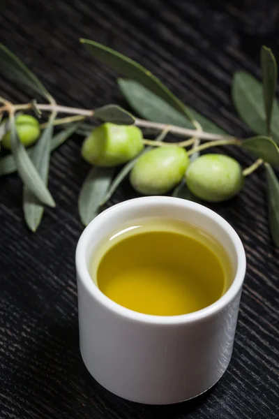 Rama de olivo con bayas de oliva verde y tapa de fresco o —  Fotos de Stock