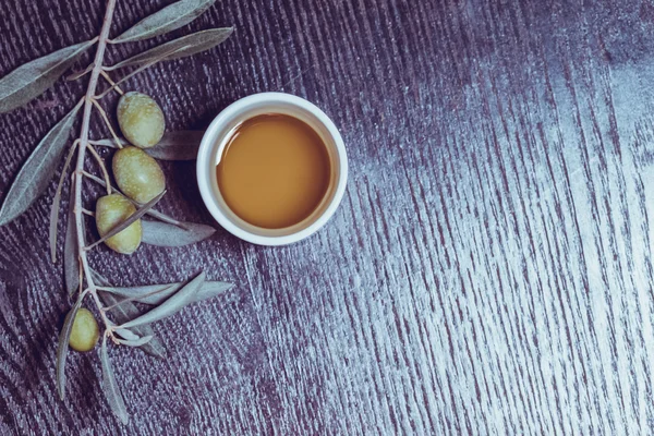 Rama de olivo con bayas de oliva verde y tapa de fresco o —  Fotos de Stock