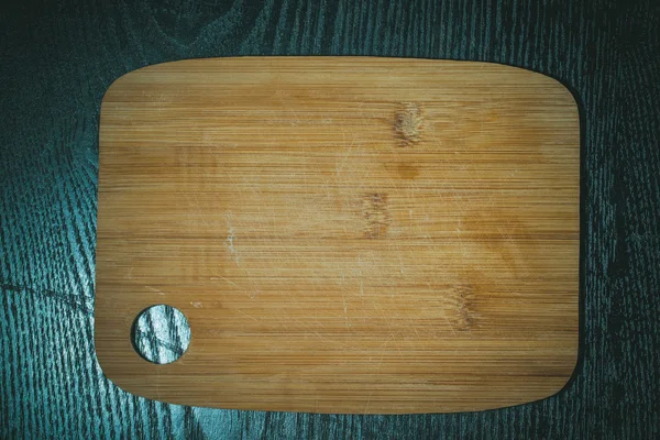 Modernes leichtes Holzschneidebrett mit Ringloch auf schwarzem Tisch — Stockfoto