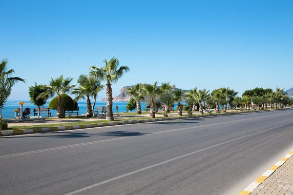 Route automobile le long d'un remblai magnifique pour la marche et la spor — Photo