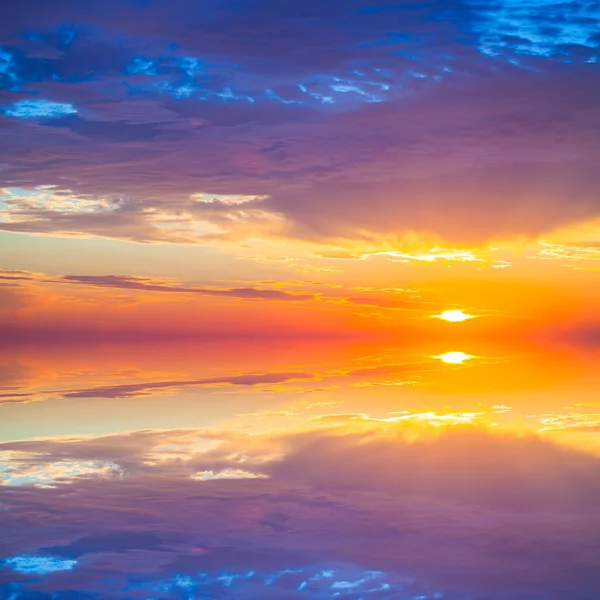 O pôr-do-sol colorido bonito sobre o mar mediterranean é refletido em — Fotografia de Stock