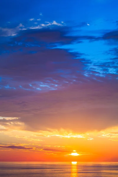 Piękny kolorowy zachód słońca nad Morzem Śródziemnym znajduje odzwierciedlenie w — Zdjęcie stockowe