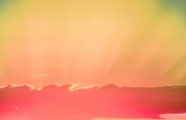 Krásný západ slunce nad mořem, paprsky světla zezadu na clo — Stock fotografie