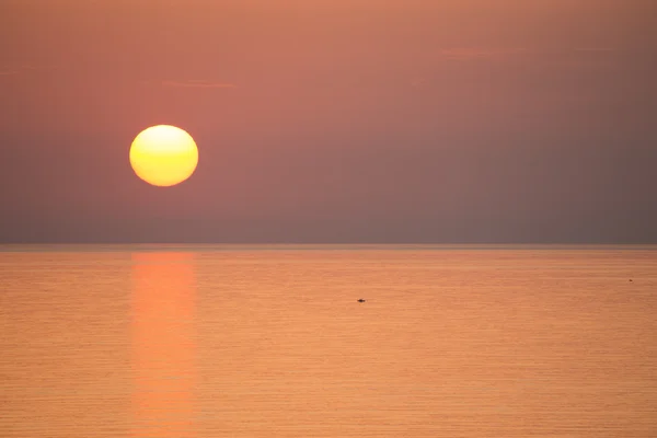 Indah matahari terbenam di atas laut Mediterania. Turki di musim gugur. Alany — Stok Foto
