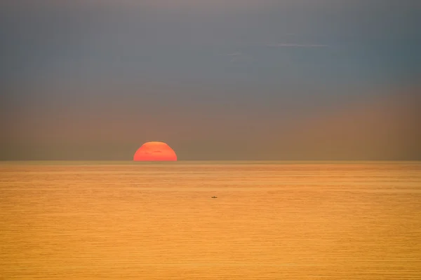 Beau coucher de soleil sur la mer Méditerranée. Turquie en automne. Alany ! — Photo