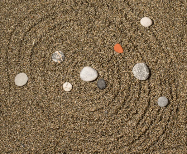 Cerchi sferici e pietra in una forma di sistema solare su un natu — Foto Stock