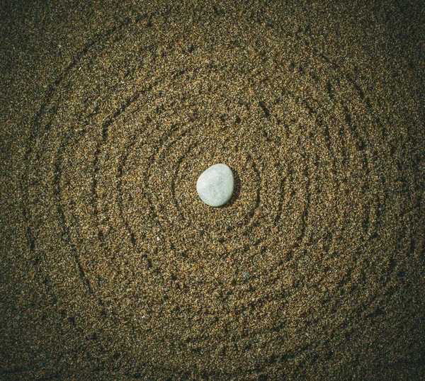 Cerchi sferici e pietra al centro su uno sfondo naturale — Foto Stock