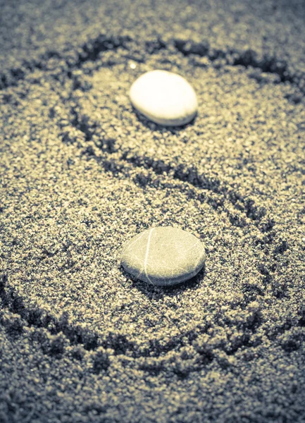 Yin Yang simbolo su uno sfondo naturale di sabbia grande o piccola p — Foto Stock