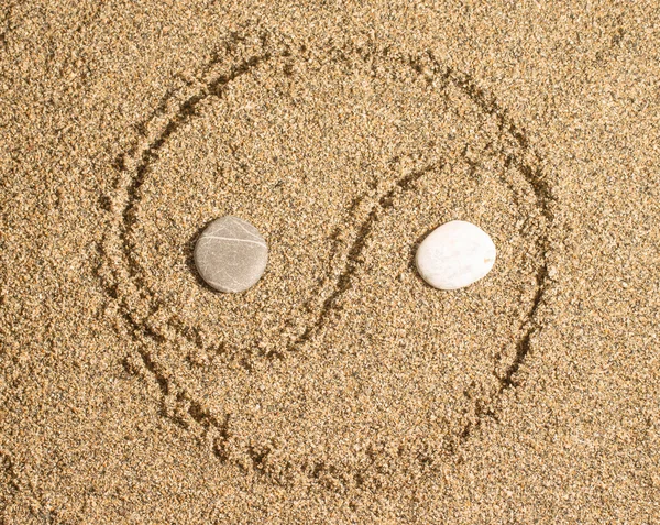 Yin Yang símbolo em um fundo natural de areia grande ou p pequeno — Fotografia de Stock