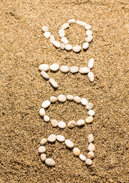 Figuras 2016 em um fundo natural de areia grande ou pebb pequeno — Fotografia de Stock