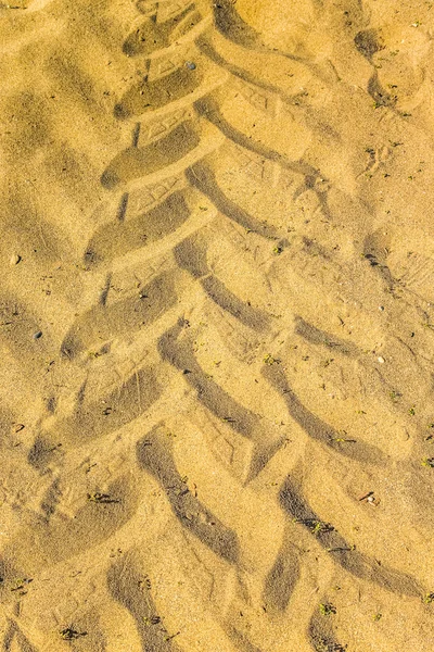 沙滩上的车轮轨道。自然背景。色调 — 图库照片
