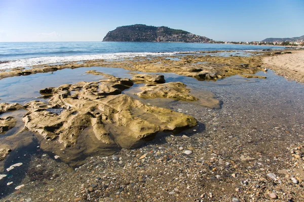 Spiaggia rocciosa e bellissima vista sull'antica fortezza di Alanya — Foto Stock