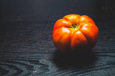 Olgun domates bir siyah tablo veya arka plan gibi kurulu. T