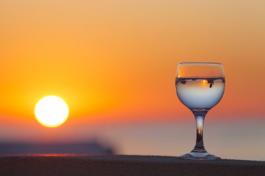 Beyaz asma kadeh yansımaları ile evler ve güzel için göster