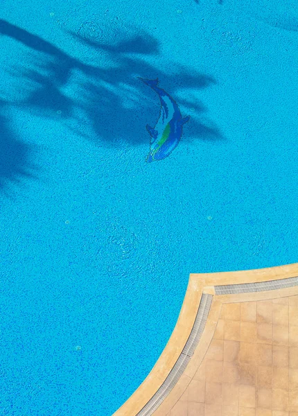 Fragmento de território hoteleiro em Alanya Turquia. Água azul em um sw — Fotografia de Stock