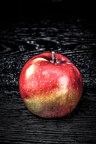 Kypsä mehukas tuore omena mustalla pöydällä tai aluksella kuin tausta — kuvapankkivalokuva
