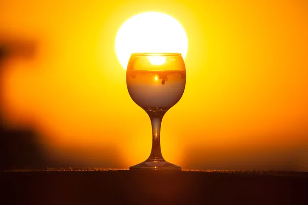 Verre de vigne blanche avec des reflets de maisons et vue à beaut — Photo