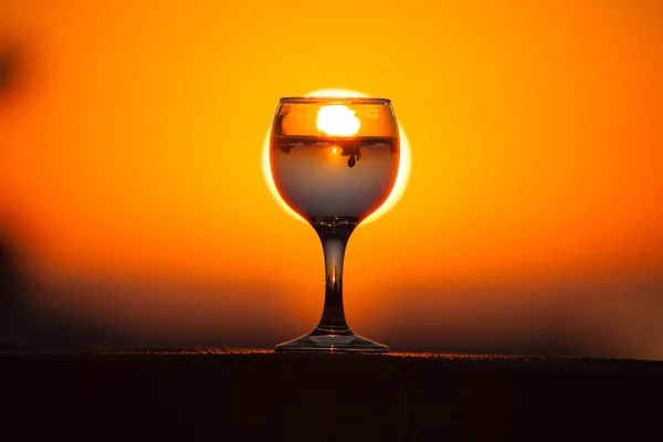 Glas weiße Weinrebe mit Spiegelungen von Häusern und Blick nach oben — Stockfoto