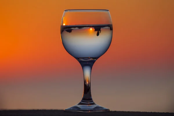 Verre de vigne blanche avec des reflets de maisons et vue à beaut — Photo