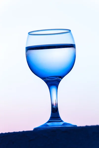 Glas witte wijnstok met reflecties van huizen en met het oog op beaut — Stockfoto