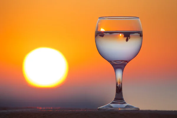 Glass of white vine with reflections of houses and view to beaut — Stock Photo, Image