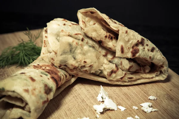 Comida típica turca Gozleme con hierbas y queso en lana clara — Foto de Stock