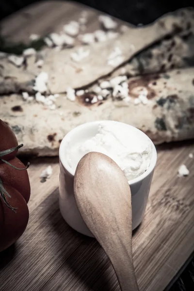 Typisch türkische Mahlzeit gozleme mit Kräutern und Käse auf hellem Holz — Stockfoto