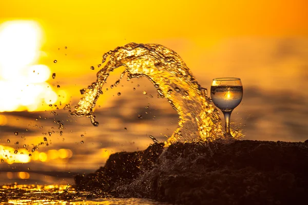 Beyaz asma cam güneş ve deniz backg üzerinde yansımaları ile