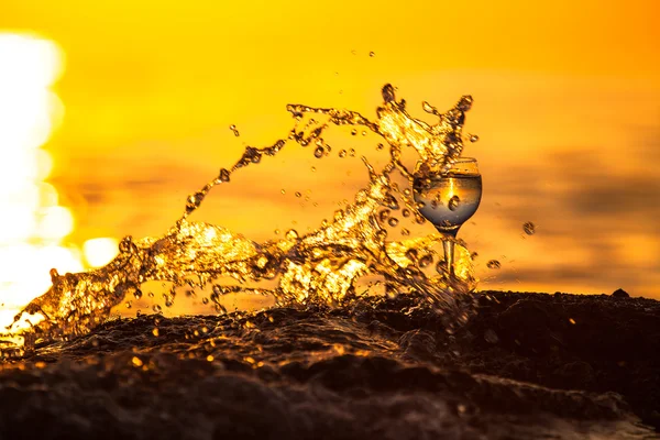 Beyaz asma cam güneş ve deniz backg üzerinde yansımaları ile