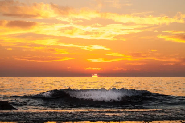 Mořské vlny na pozadí krásný západ slunce. Tónovaný — Stock fotografie
