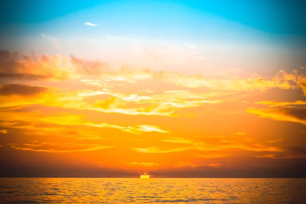 Las olas del mar en el fondo de la hermosa puesta de sol. Tonificado —  Fotos de Stock