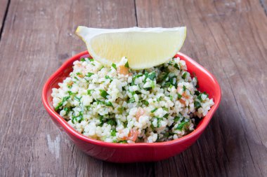 Türk geleneksel yemek - Taboule salata yapılmış ahşap bir masa üzerinde