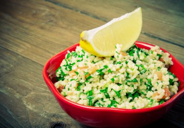 Türk geleneksel yemek - Taboule salata yapılmış ahşap bir masa üzerinde