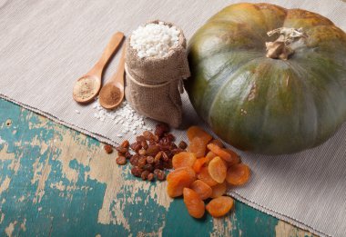 Kurutulmuş meyve ve baharat ile pirinç lapası için malzemeler ben