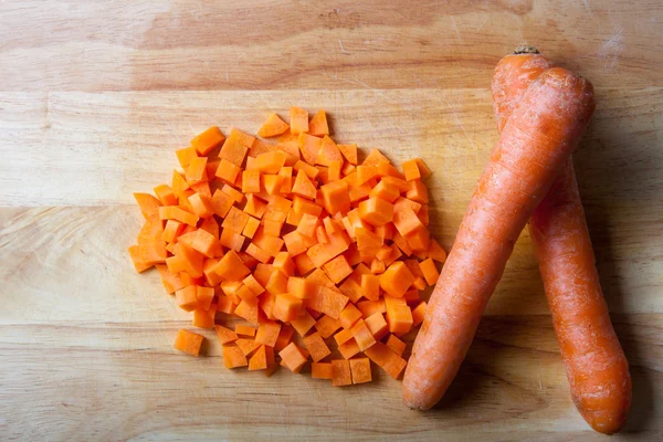 Zanahoria fresca en una mesa de madera ligera —  Fotos de Stock