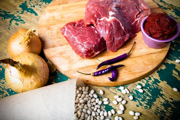 Taze çiğ et, fasulye ve sebze eski ahşap masa — Stok fotoğraf