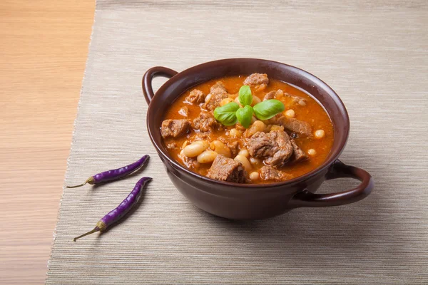 Traditionelle türkische Mahlzeit - kuru fasulye in einer Tonschüssel auf einem Licht — Stockfoto