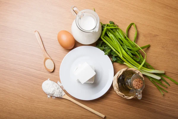 Белый сыр, молоко, яйцо, оливковое масло, зеленый лук и специи - инг — стоковое фото