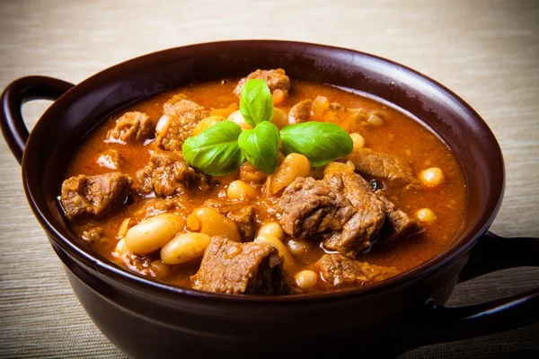 Geleneksel Türk yemek - bir aydınlık bir kil kase Kuru fasulye