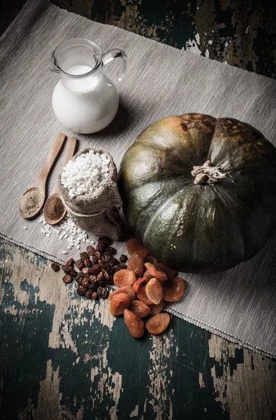 Zutaten für den Reisbrei mit Trockenfrüchten und Gewürzen — Stockfoto